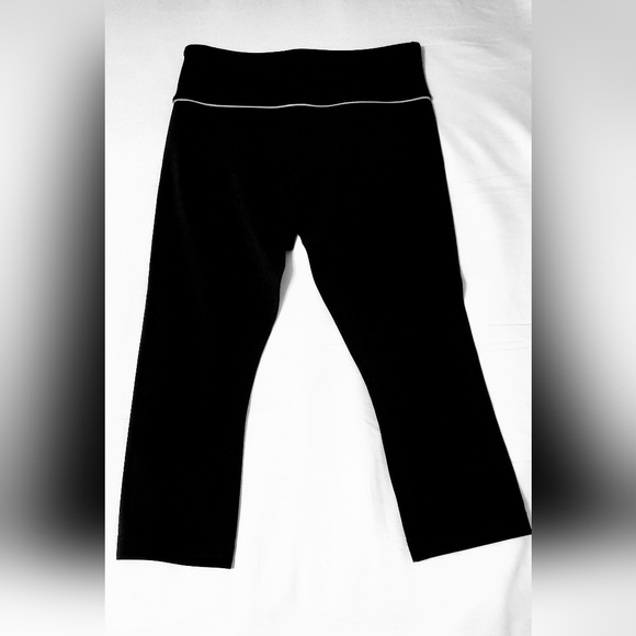 Lululemon black Capri size 6 - Picture 3 of 4